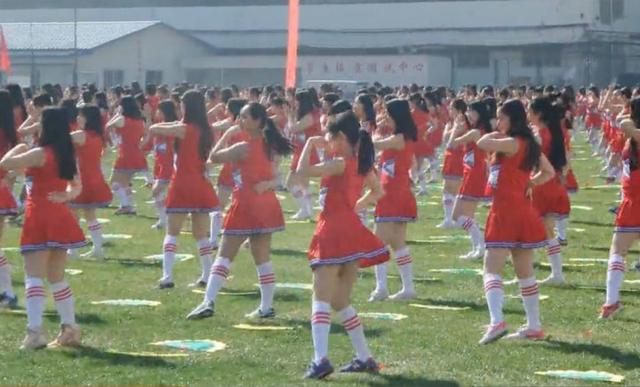 企鹅娘吐槽:北大竟逼女生穿超短裙跳舞!