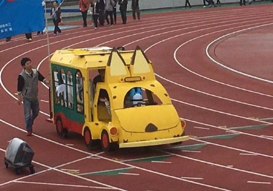 加帕裡巴士車速太慢！島國勞動節遊行驚現人力推車