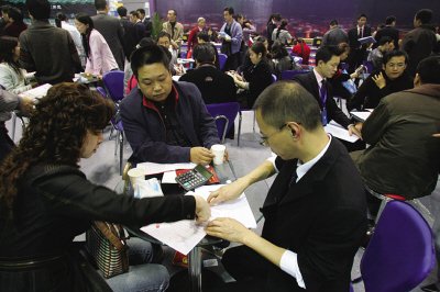 彩铝门窗变彩塑 业主开发商起争议(图)_本土·