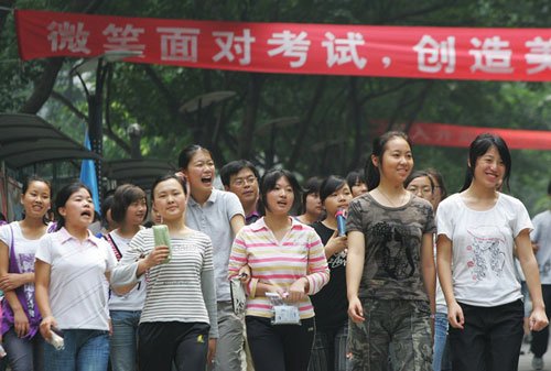 重庆30万中考考生 上午语文作文二选一(图)_新