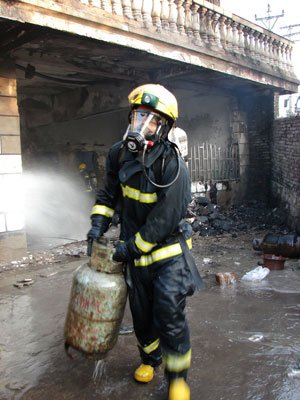 邻居门市遭大火 工厂担忧水费拒绝消防取水_滚