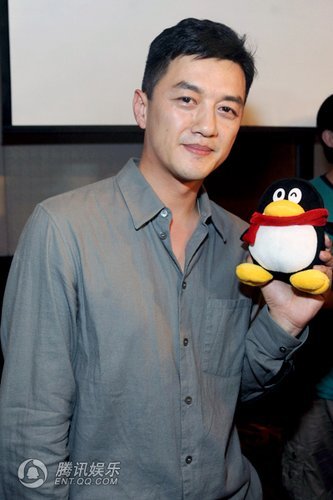 谈撞车门只因树大招风 李亚鹏无奈纸挡脸_娱