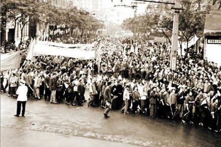 1976年10月 重庆市民游行庆祝粉碎“四人帮”_60周年新闻_大渝网_腾讯网