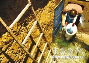 家中掘地16米捉野鱼 农家人竟靠舀鱼致富(图)_