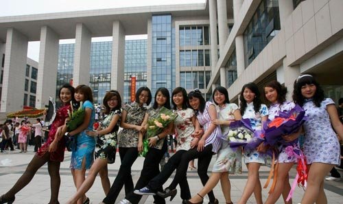 大学女生穿旗袍、男生穿唐装拍毕业照_广播站