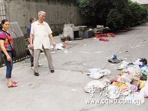 涨价不成物管撤 这个小区居民住在“垃圾山”