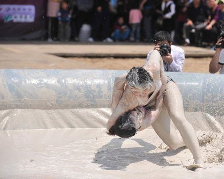 组图:中外疯狂泥浆运动 男人<em>女人</em>大玩刺激_体