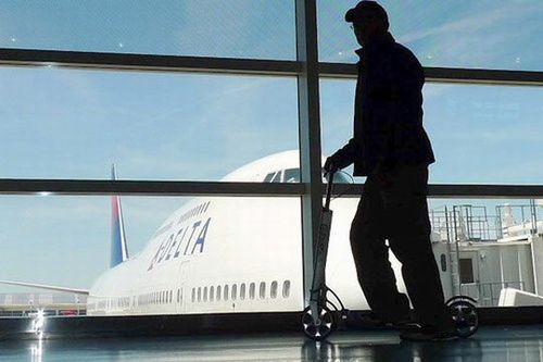 美国转机旅客:使用折叠滑板车在机场赶航班