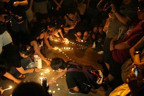 组图:迈克尔杰克逊逝世 全球歌迷自发悼偶像_娱乐新闻_大渝网_腾讯网