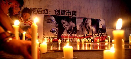 组图:迈克尔杰克逊逝世 全球歌迷自发悼偶像_