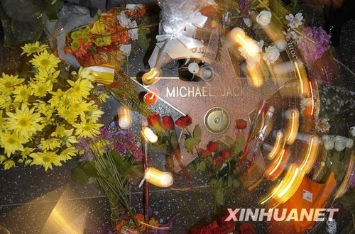 组图:迈克尔杰克逊逝世 全球歌迷自发悼偶像_
