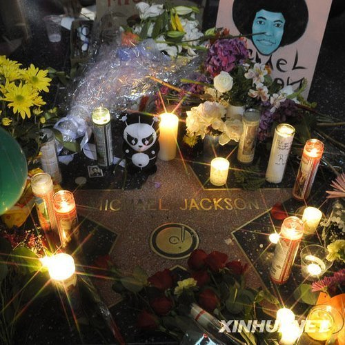 组图:迈克尔杰克逊逝世 全球歌迷自发悼偶像_娱乐新闻_大渝网_腾讯网