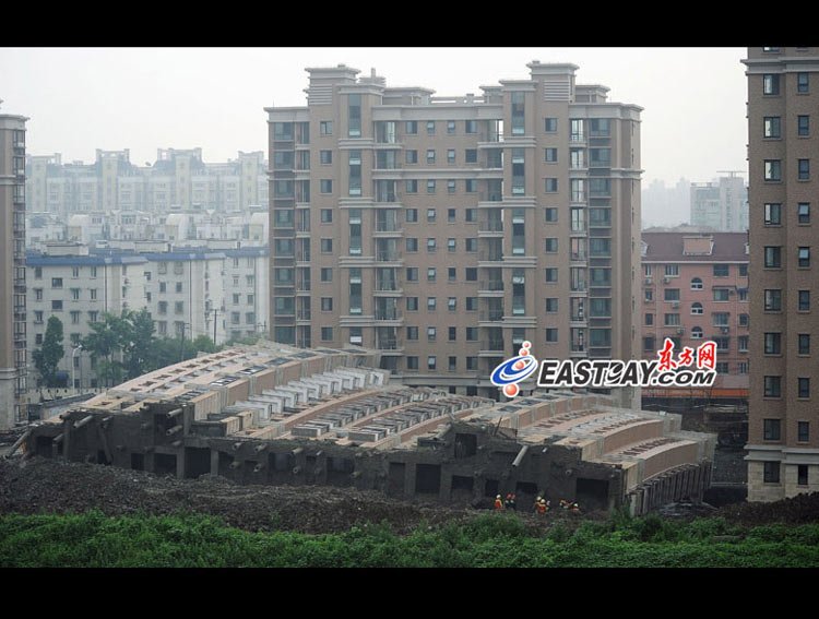 组图:上海闵行区在建13层楼房整体倒塌_房产图