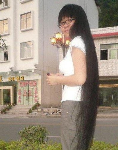 街头mm长发飘背影引人遐想
