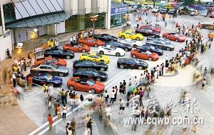 好拉风 18辆法拉利停大街上引群众围观(图)