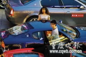 好拉风 18辆法拉利停大街上引群众围观(图)
