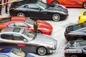 好拉风 18辆法拉利停大街上引群众围观(图)