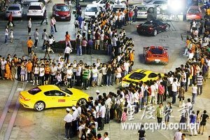 好拉风 18辆法拉利停大街上引群众围观(图)