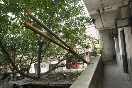 民工凌晨拉钢管上楼 不小心碰高压线2死1伤_新