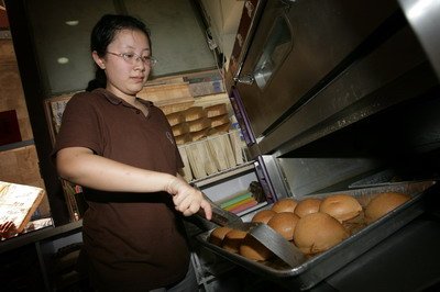 中学毕业生暑期工渐热 16岁少女做蛋糕(图)_滚