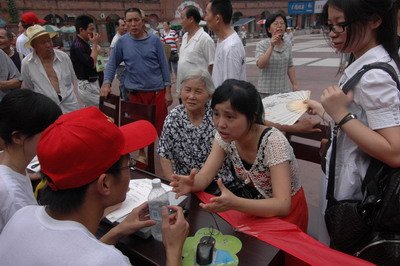 大学生下乡讲普法相声 依法化解小纠纷_滚动