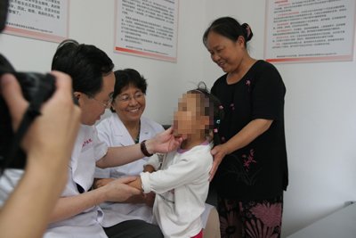 5龄幼女<em>患妇科病</em> 两博导会诊伤痕<em>女孩</em>(图)_重