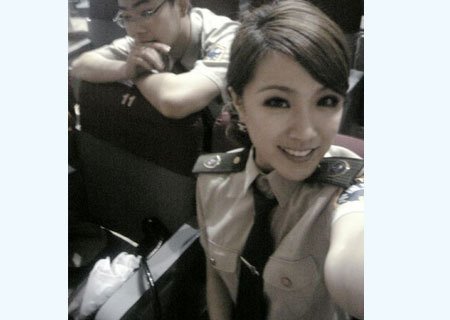 女公务员网上晒照片 疑惑长得漂亮惹谁了?_最