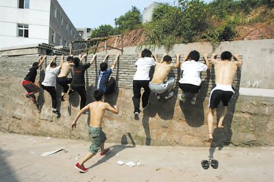 “跑酷”运动跑到重庆 白领们组队学猫扑猴跳_社会新闻_大渝网_腾讯网