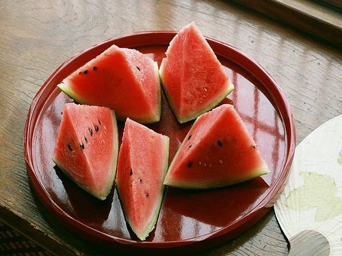 夏天吃西瓜是减肥还是增肥?