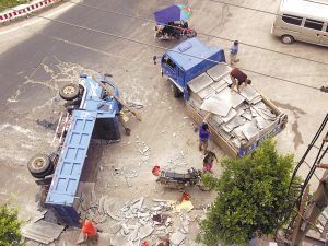 刹车失灵酿出惨剧 路边叔侄一死一伤_渝西民生