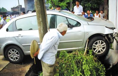 女司机新车上路撞死4人 错把油门当刹车?(图)_