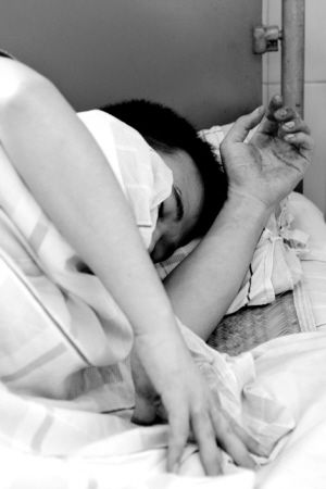 女网友喊他“回家吃饭” 刚进门就遭抢劫(图)