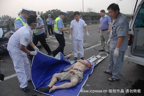 北京东五环货车与客车相撞