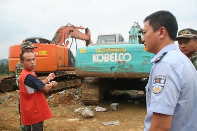 专偷挖掘机电脑芯板 黔江警方跨省破案(图)_滚