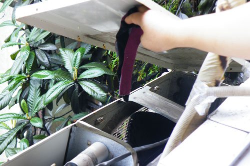 空调外机太吵 安装1个半月散热板被堵3次_新闻