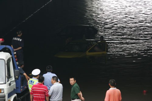 重庆大雨火车站地下通道淹死2人 有图有真相_