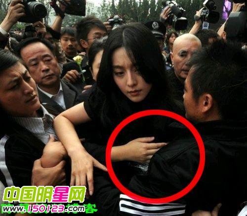 组图:揭秘<em>大美女</em>范冰冰<em>的胸</em>是怎样挤出来的_娱