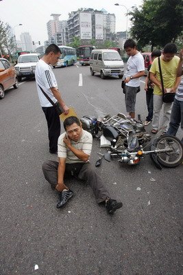 摩托车无牌照 大坪转盘与吉普撞司机受伤_滚动