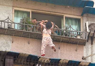 有人要跳楼消防战士成功将悬挂女子救起 - 滚