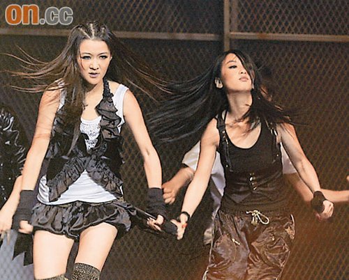 <em>容祖儿</em>险飞<em>胸罩</em>急护胸 许志安张卫健不忘搞笑