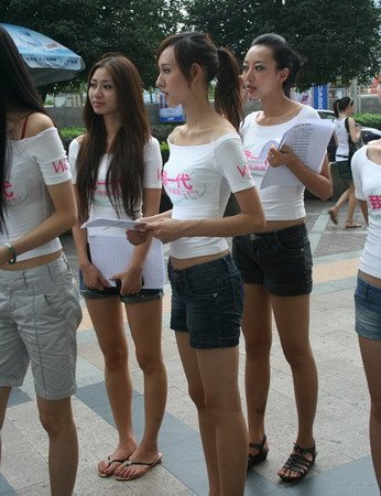 成都街头美女_成都夜场美女_重庆夏天街头美女