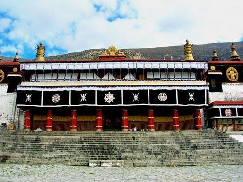 中国十大寺庙排行_我国最佳避暑城市,被评为中国“十大特色休闲城市”,无炎热期