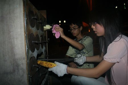 <em>女大学生</em>发明烤玉米机,街头叫卖 巫山分类信息