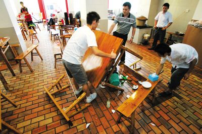 调戏服务员还吃霸王餐 13平头警察面前砸餐馆