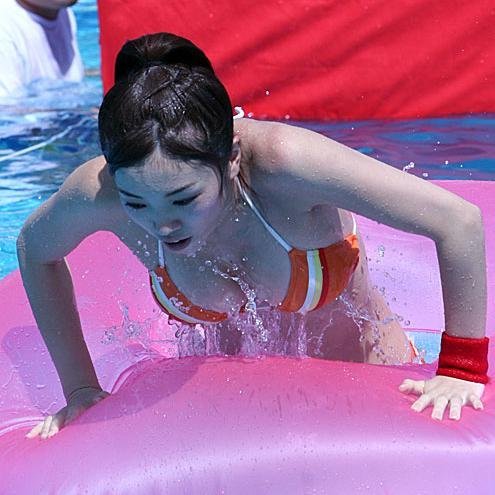 组图:性感日本女星水上摔跤