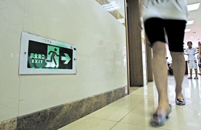 这个消防标志不规范 本应下地却上天_社会