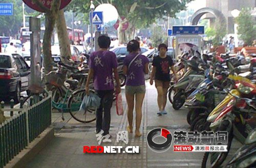 男女穿不雅情侣装逛街惹争议(图)