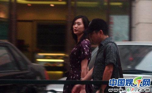 组图:名主持阿丘被曝包养<em>女学生</em> <em>吃</em>晚餐被拍_