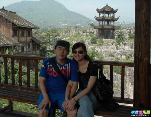 组图:名主持阿丘被曝包养<em>女学生</em> <em>吃</em>晚餐被拍_