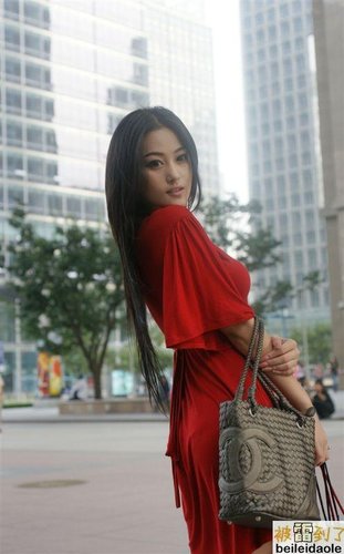 组图:张馨予PK林逸欣 谁是蹿红网络第一美女_